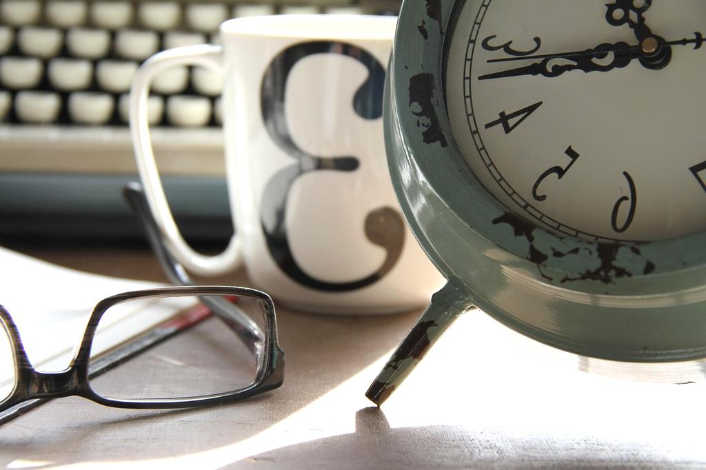 Osoba przechodząca przez futurystyczną bramę symbolizującą transformację kreatywną