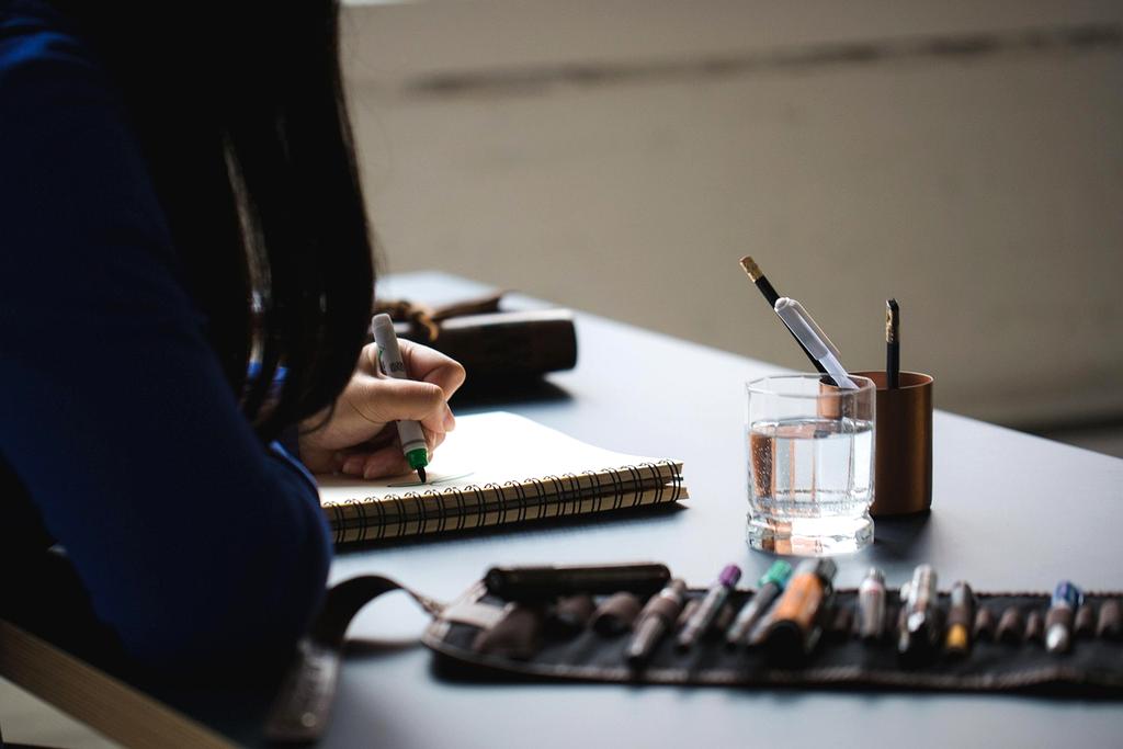 Kreatywne miejsce pracy z notatkami, kolorowymi markerami i inspirującymi przedmiotami