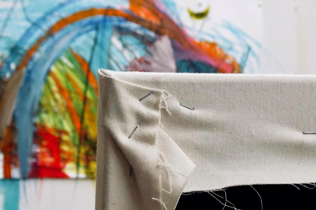 Zespół pracujący nad mapą myśli i prototypami podczas warsztatów design thinking